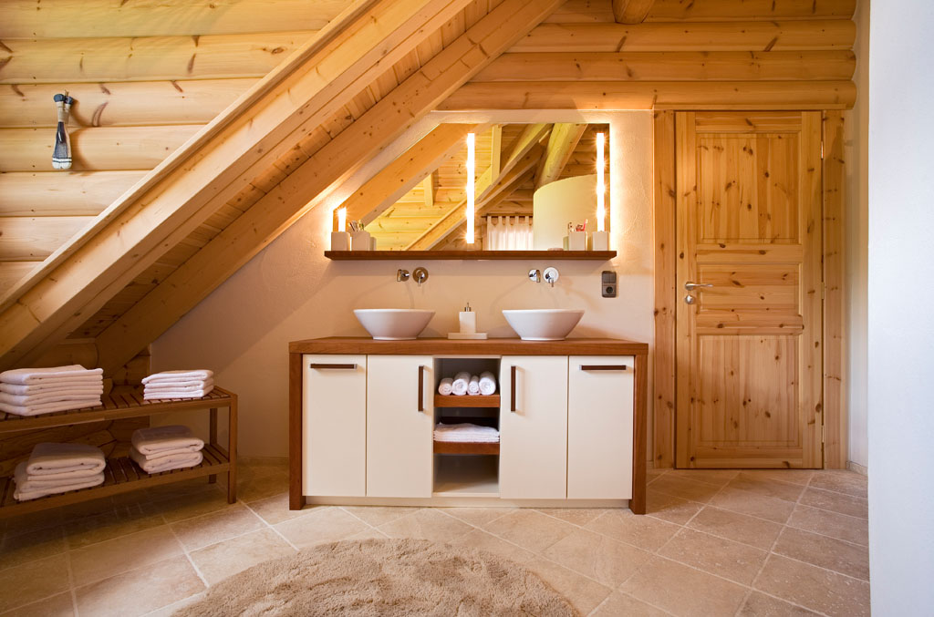 Naturverbundenheit Zuhause leben
Natürlich-moderne Badezimmereinrichtung im echten Holz-Blockhaus nach kanadischer Art. In die Dusche geht es durch einen kurzen Schneckengang, hinter dem Spiegelschrank mit integrierten Leuchtpaneelen warten Pflege- und Badartikel auf ihren Einsatz