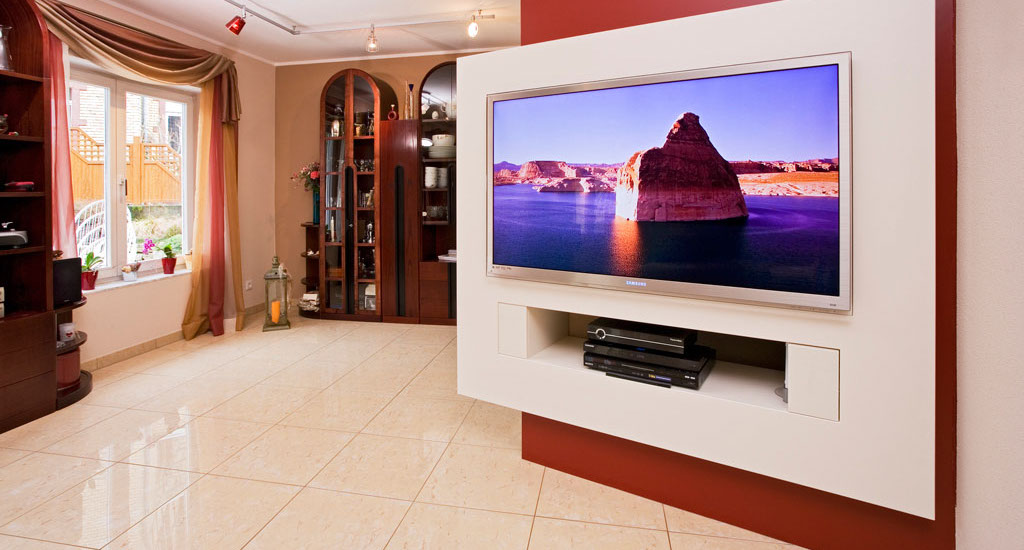 Rot und weiß lackiertes HiFi Möbel mit versteckter Kabelführung und Aufhängung für den Flat-TV.